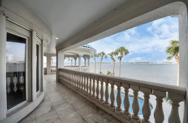 $5,099,999 | 2210 Twin Oaks Boulevard, Kemah, TX 77565