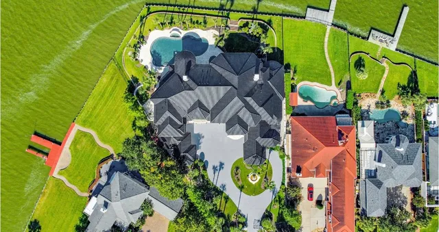 $5,099,999 | 2210 Twin Oaks Boulevard, Kemah, TX 77565