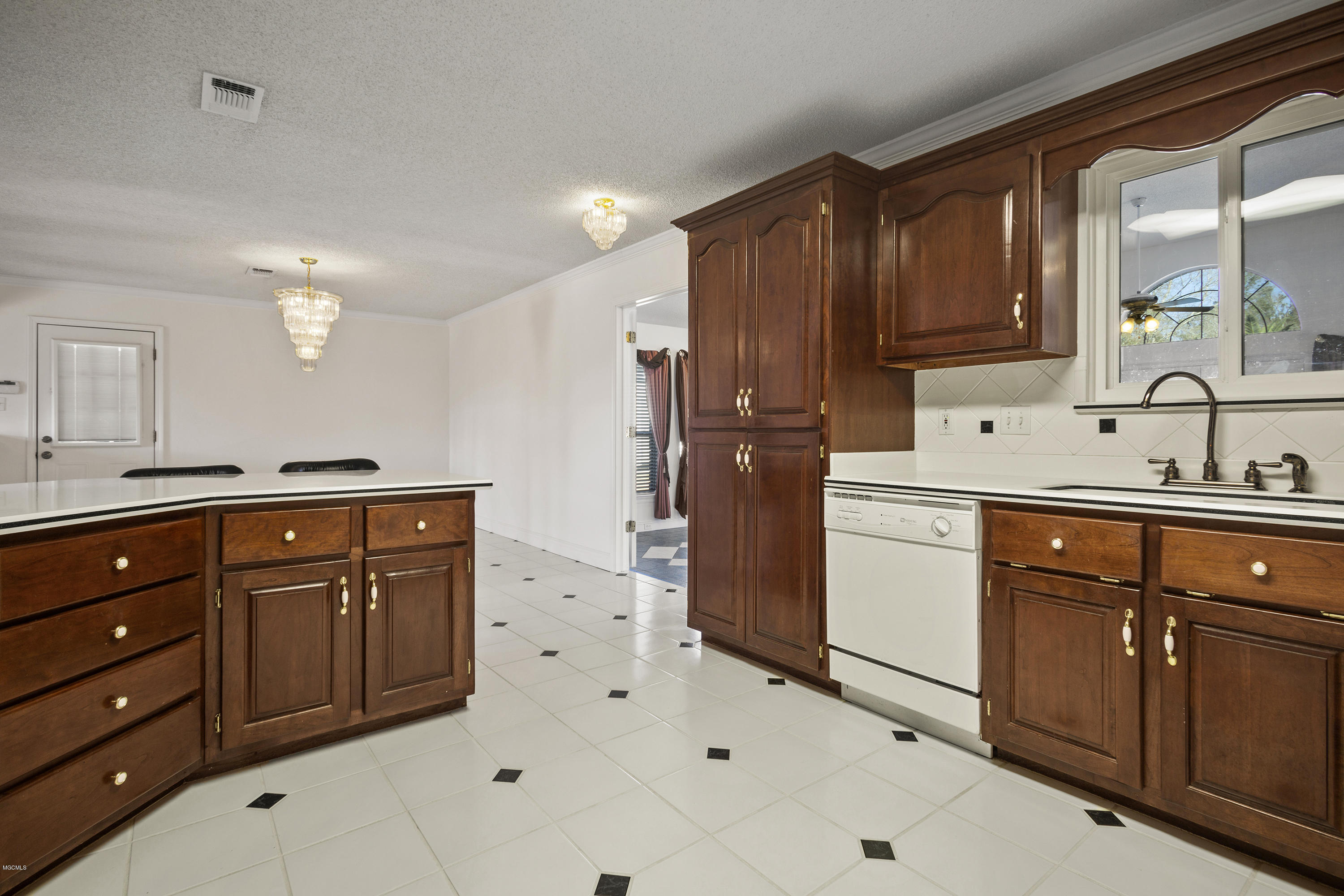 9316 Boyette Road Biloxi, MS 39532 - Photo 9 of 39 Kitchen