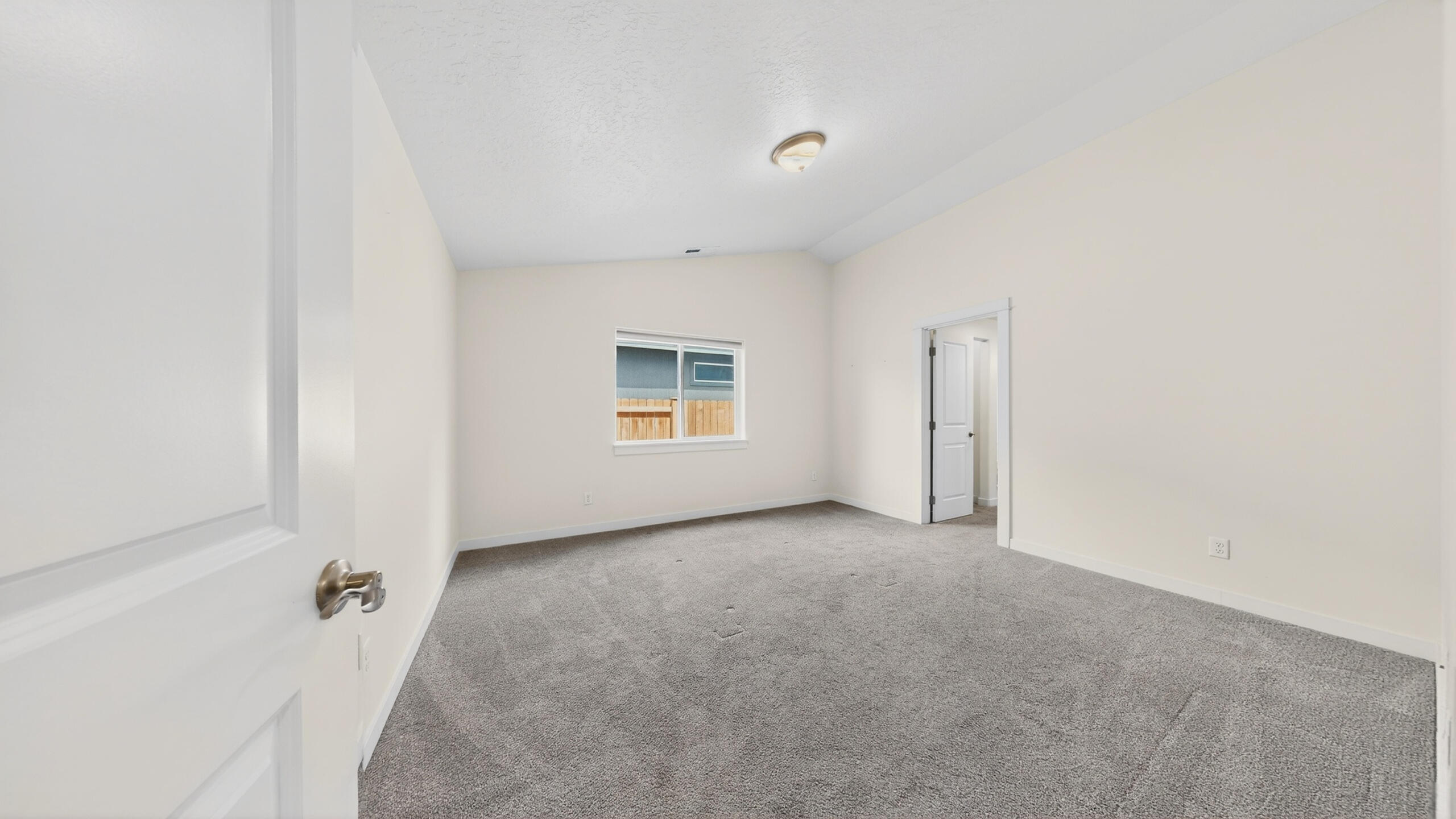 680 McKinney Ranch Road Sisters, OR 97759 - Photo 26 of 41 a view of an empty room