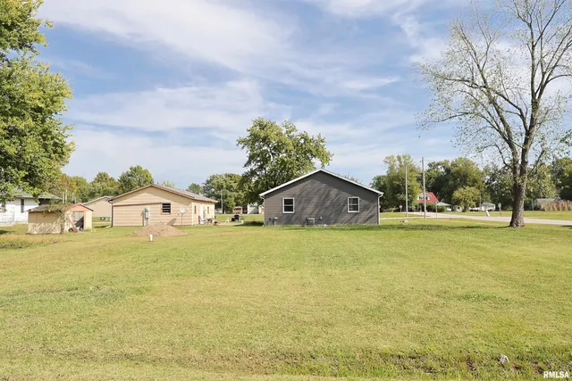 $175,000 | 101 North Railroad Street, Patoka, IL 62875