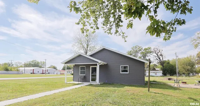 $175,000 | 101 North Railroad Street, Patoka, IL 62875
