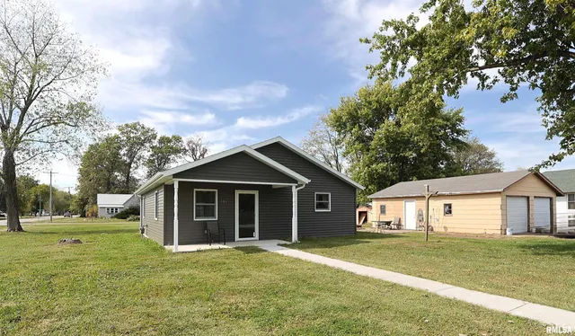 $175,000 | 101 North Railroad Street, Patoka, IL 62875