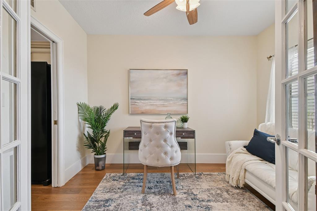 1586 Gulf Boulevard, Unit 2502 Clearwater Beach, FL 33767 - Photo 31 of 47 a living room with furniture potted plant and wooden floor