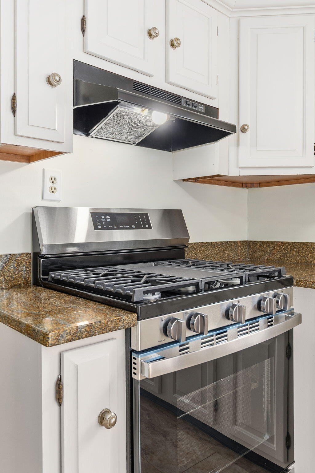 1808 Hidden Harbor Road Hixson, TN 37343 - Photo 16 of 73 Brand new gas range