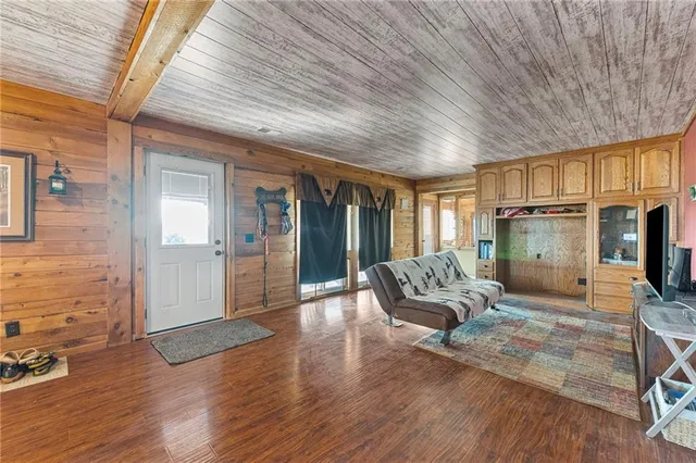 $515,000 | 8046 Southpoint Drive, Camden, MO 64017