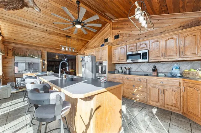 $515,000 | 8046 Southpoint Drive, Camden, MO 64017