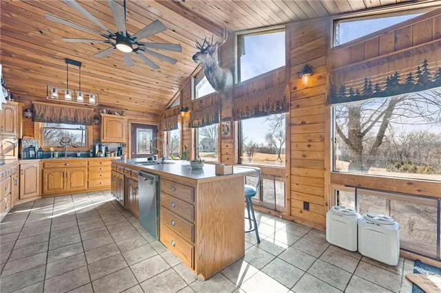 $515,000 | 8046 Southpoint Drive, Camden, MO 64017