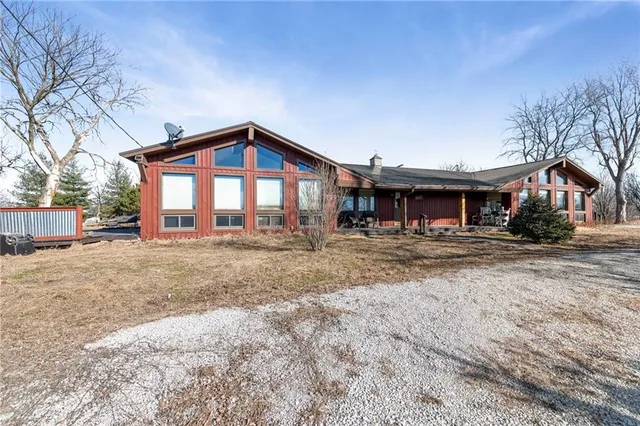 $515,000 | 8046 Southpoint Drive, Camden, MO 64017