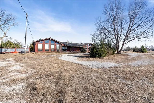 $515,000 | 8046 Southpoint Drive, Camden, MO 64017