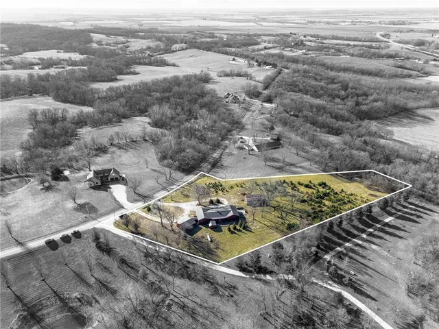 $515,000 | 8046 Southpoint Drive, Camden, MO 64017