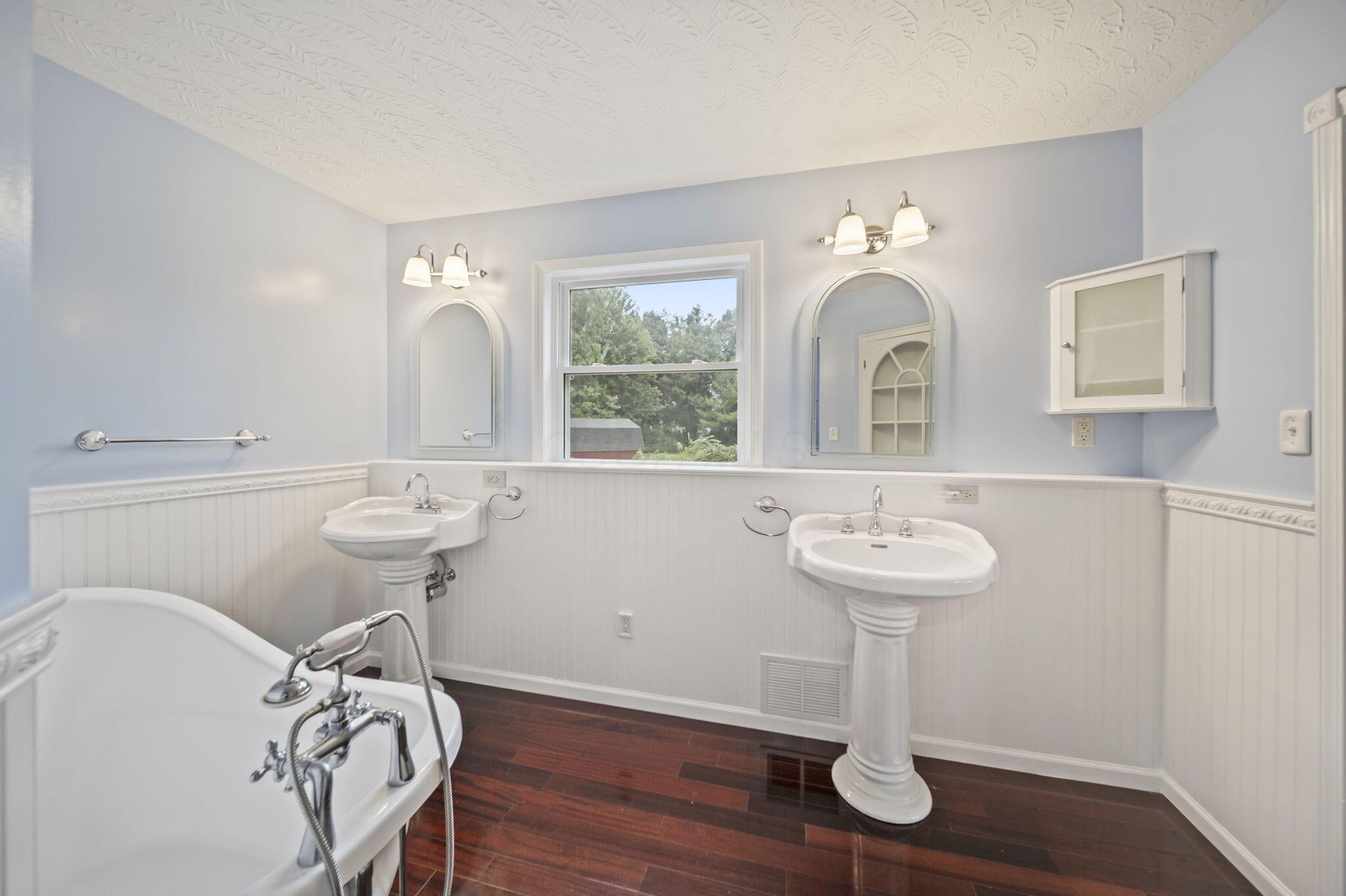 4384 Leppert Road Hilliard, OH 43026 - Photo 26 of 76 Owner's Ensuite