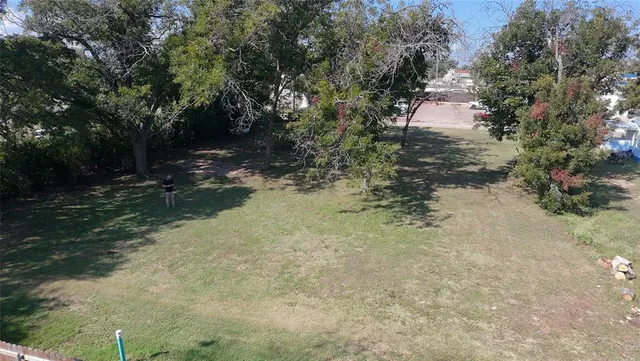 a view of a pathway both side of yard