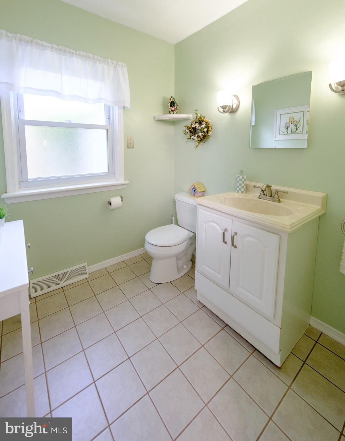 2124 Magnolia Court Cinnaminson, NJ 08077 - Photo 19 of 50 1st floor half bath