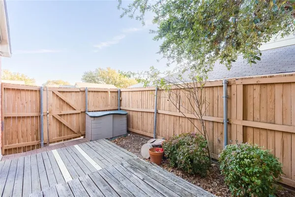 a view of backyard with a garden