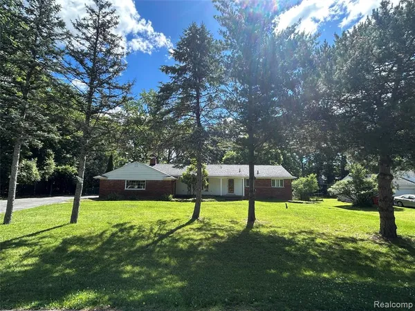 $389,900 | 25426 Edgemont Drive, Southfield, MI 48033