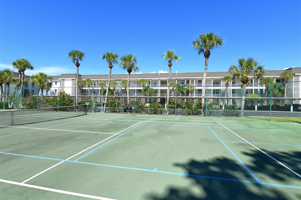 4440 Exeter Drive, Unit 301 Longboat Key, FL 34228 - Photo 58 of 72 a view of a basket ball ground