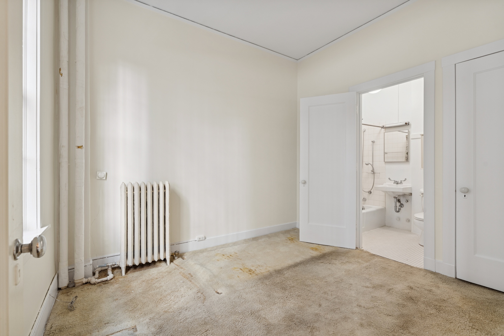 200 East Pearson Street, Unit 2E Chicago, IL 60611 - Photo 23 of 25 an empty room with a bathroom