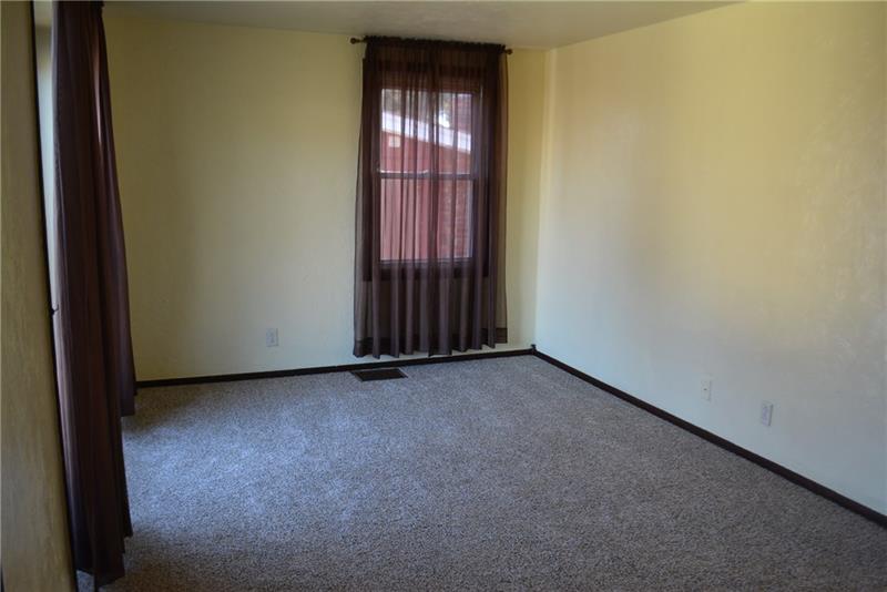 305 Clever Avenue McKees Rocks, PA 15136 - Photo 6 of 10 Living Room