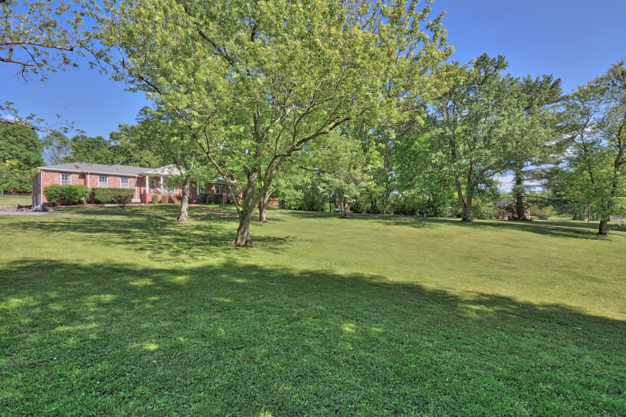 463 Walton Ferry Road Hendersonville, TN 37075 - Photo 4 of 37 a front view of a house with a yard