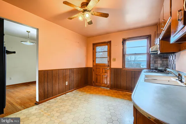 a view of a livingroom with furniture