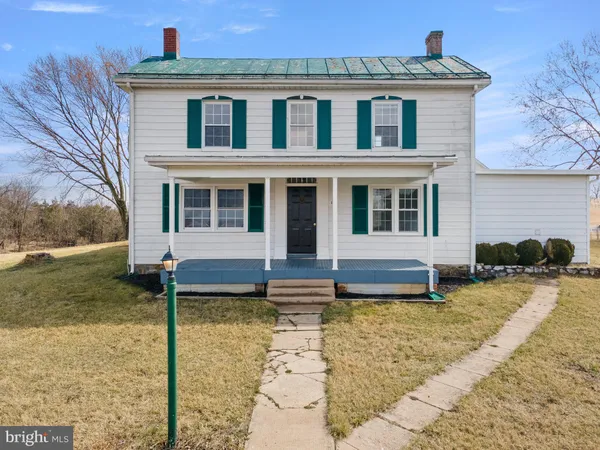 a view of a house with backyard