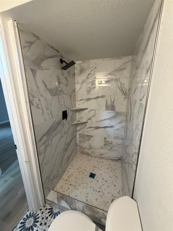 758 Bethpage Avenue Dallas, TX 75217 - Photo 14 of 20 a bathroom with a toilet and shower
