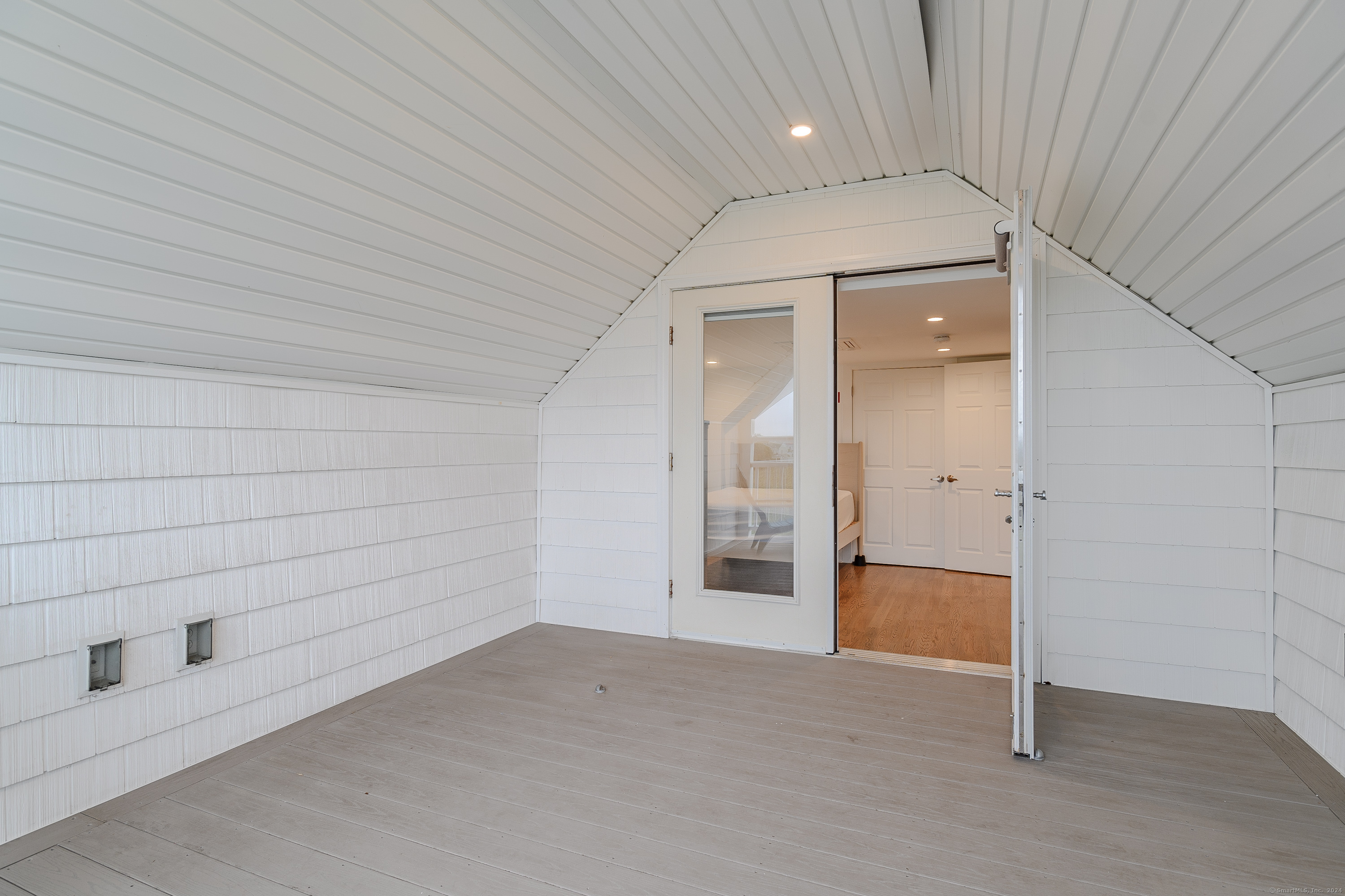 1033 Reef Road Fairfield, CT 06824 - Photo 23 of 32 en empty room with window