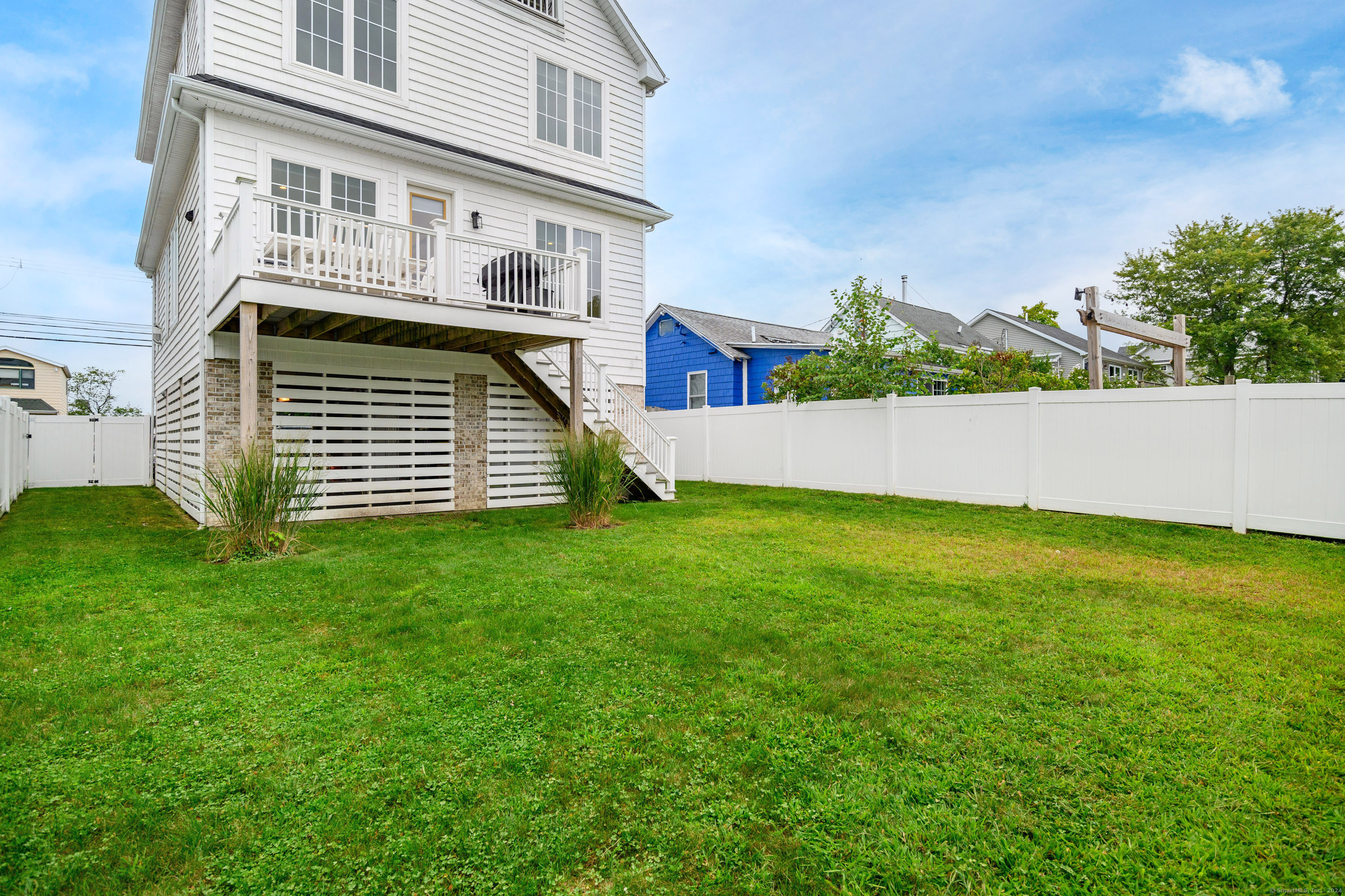 1033 Reef Road Fairfield, CT 06824 - Photo 7 of 32 front view of a house with a yard