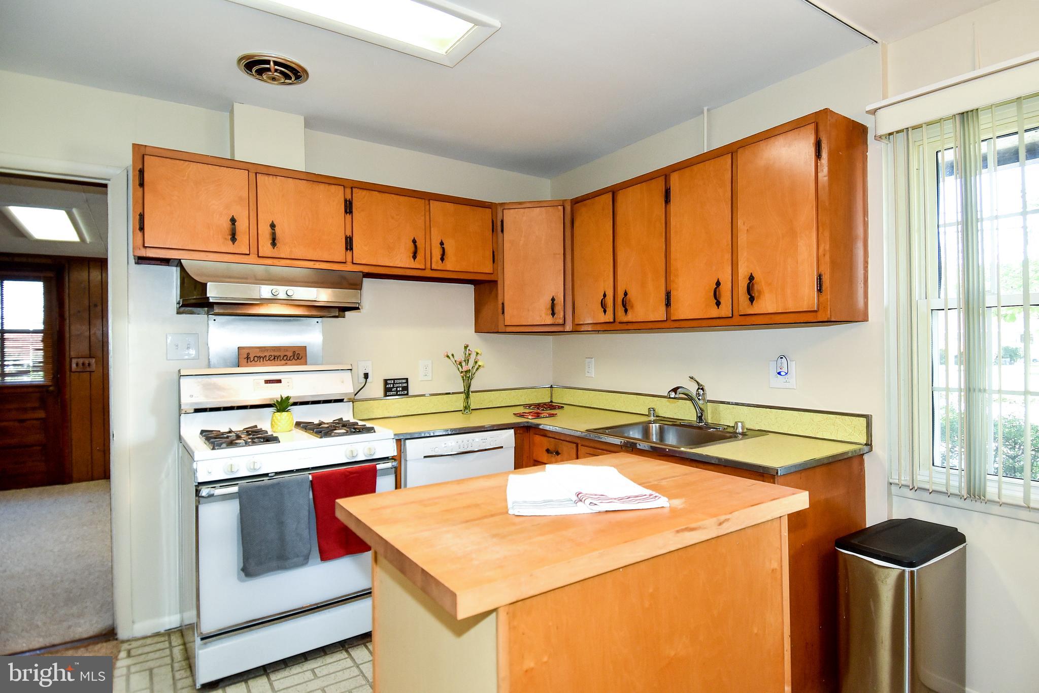 5228 Montgomery Street Springfield, VA 22151 - Photo 6 of 34 Gallery Image 6