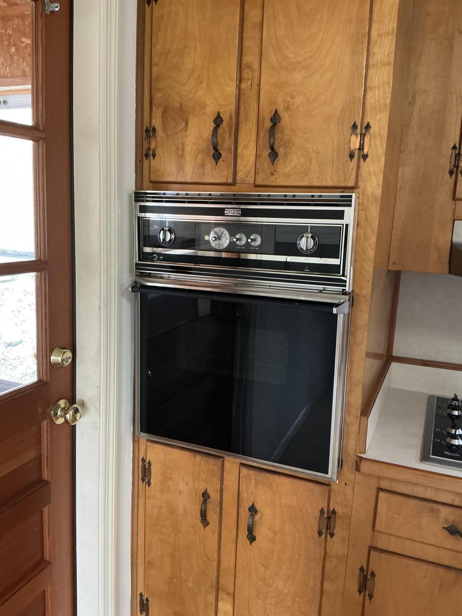 5602 Highway 95 Rock Spring, GA 30739 - Photo 16 of 22 Built in stove