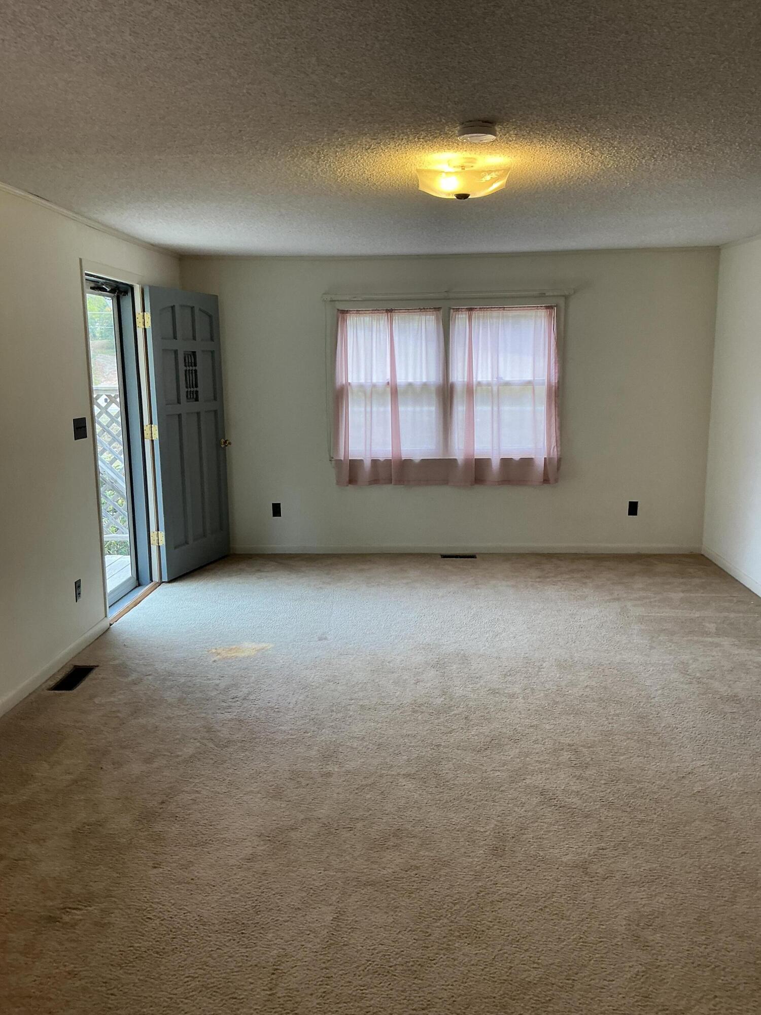 5602 Highway 95 Rock Spring, GA 30739 - Photo 2 of 22 Living room