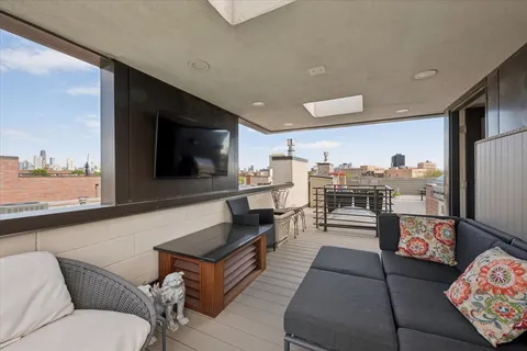 $1,050,000 | 1622 West Julian Street, Unit 2, Chicago, IL 60622