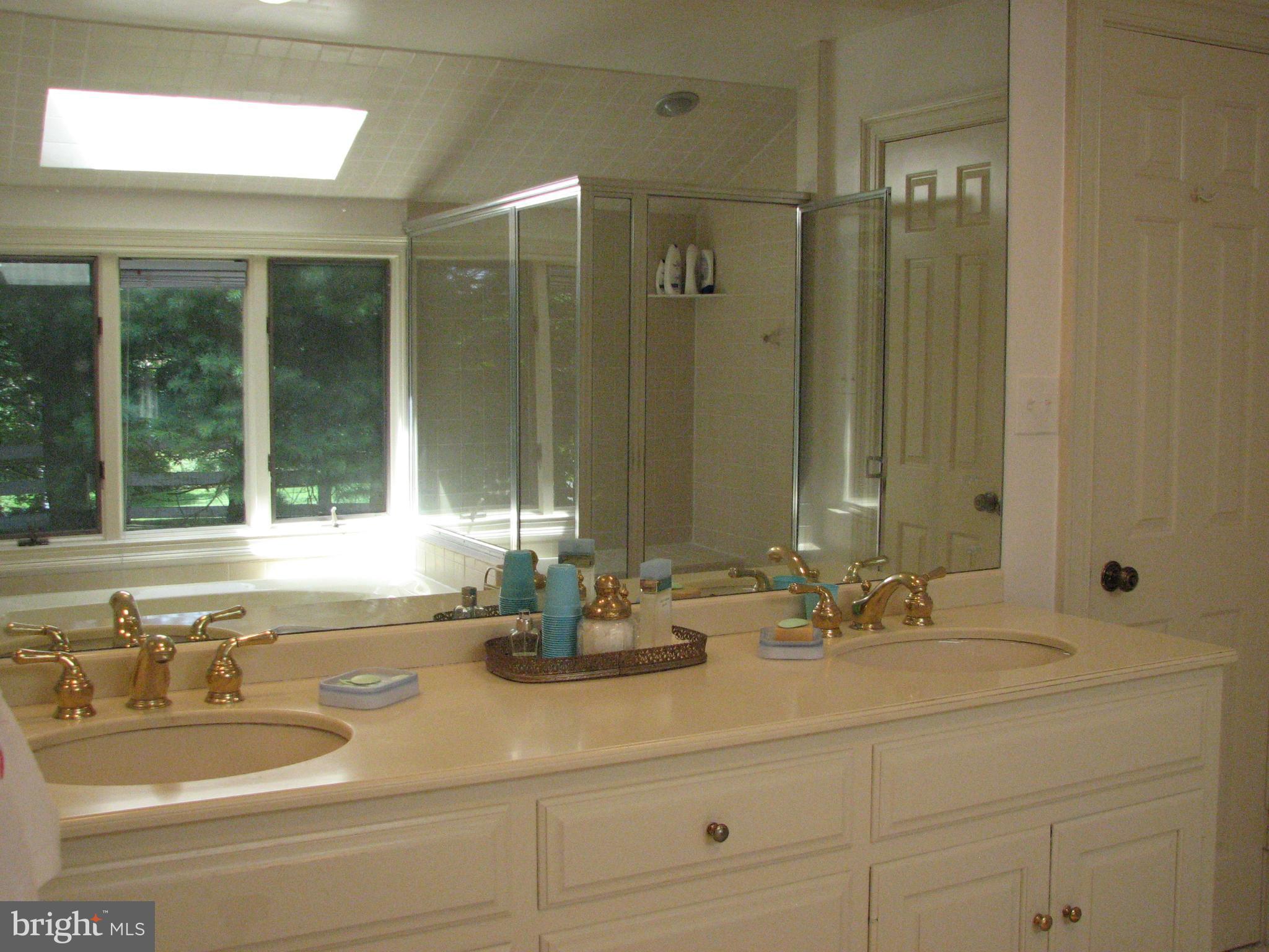 11516 Glen Road Potomac, MD 20854 - Photo 27 of 30 Bath (Master)