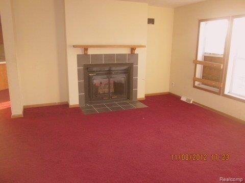 4 LIVING ROOM.JPG