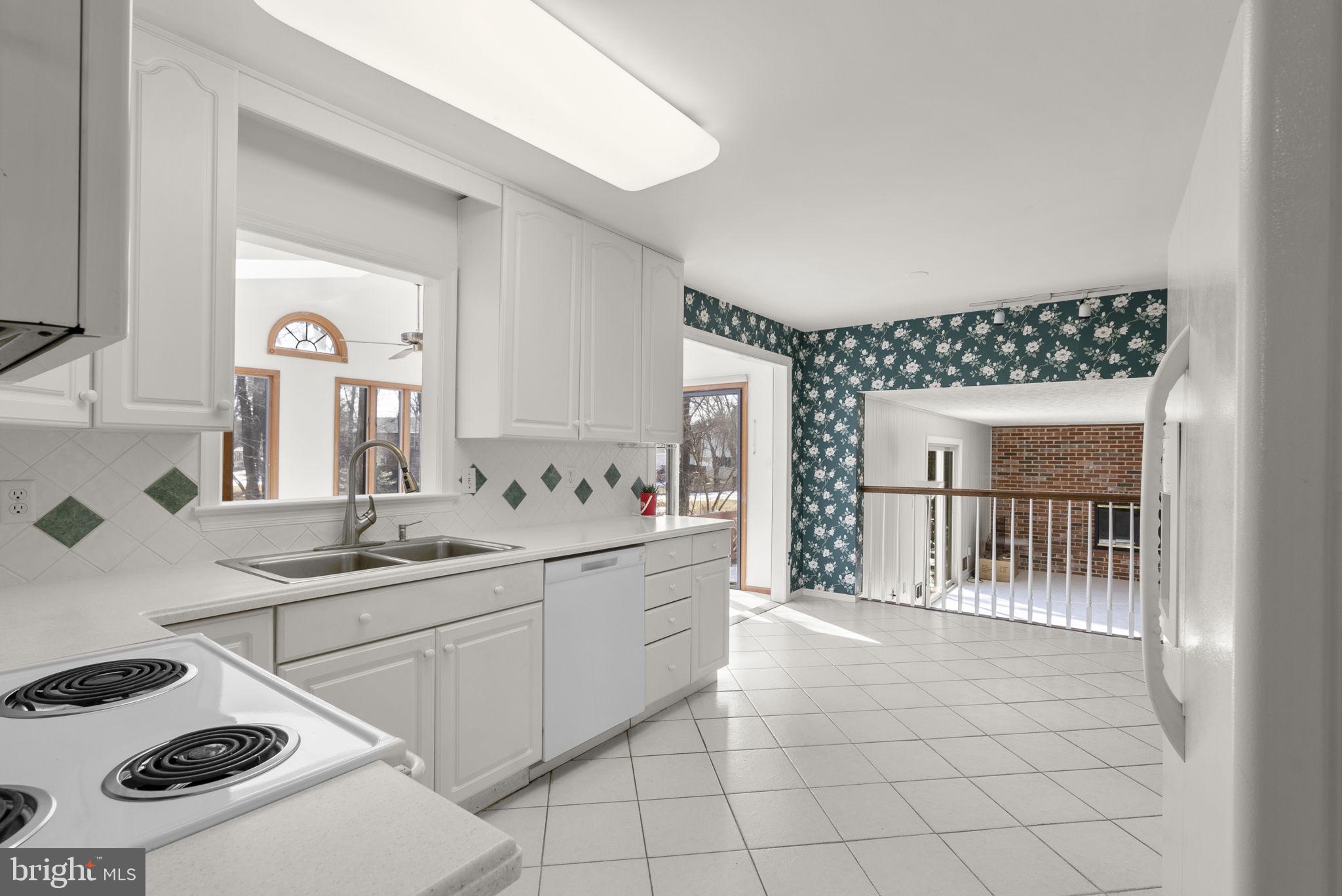 4404 Rendale Court Olney, MD 20832 - Photo 4 of 32 a bathroom with a sink and a mirror