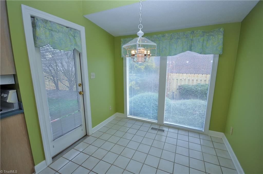 1718 Chickadee Point High Point, NC 27262 - Photo 13 of 30 Breakfast area