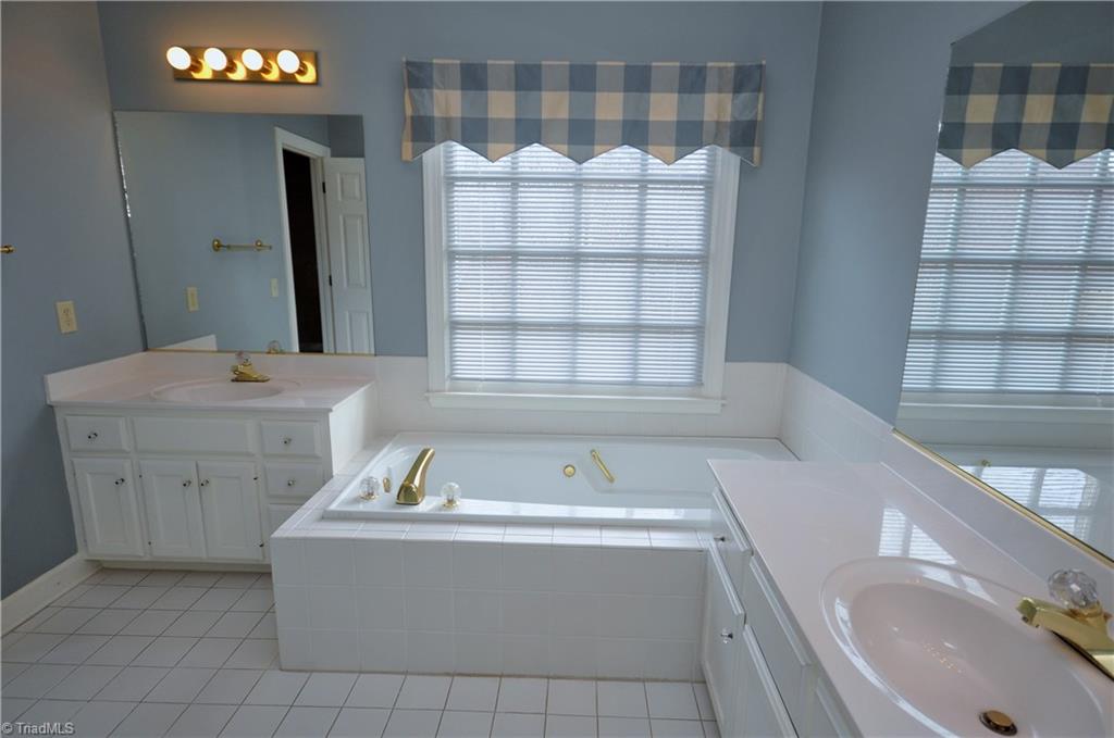 1718 Chickadee Point High Point, NC 27262 - Photo 27 of 30 Gallery Image 27