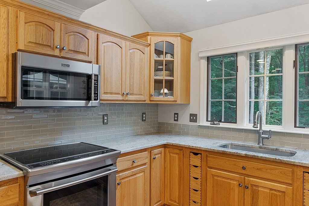 913 Brockelman Road Lancaster, MA 01523 - Photo 4 of 42 Gallery Image 4