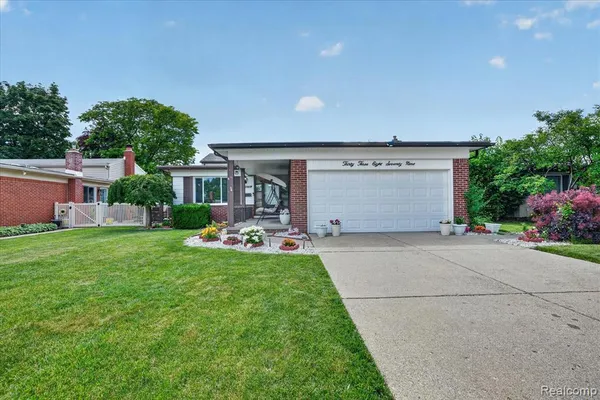 $329,900 | 33879 Brookshire Drive, Sterling Heights, MI 48312