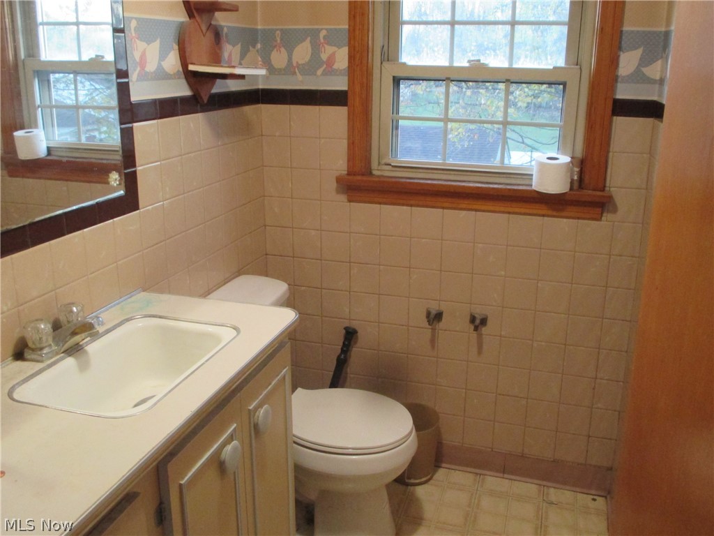 15 Clingan Road Struthers, OH 44471 - Photo 4 of 13 second level bath