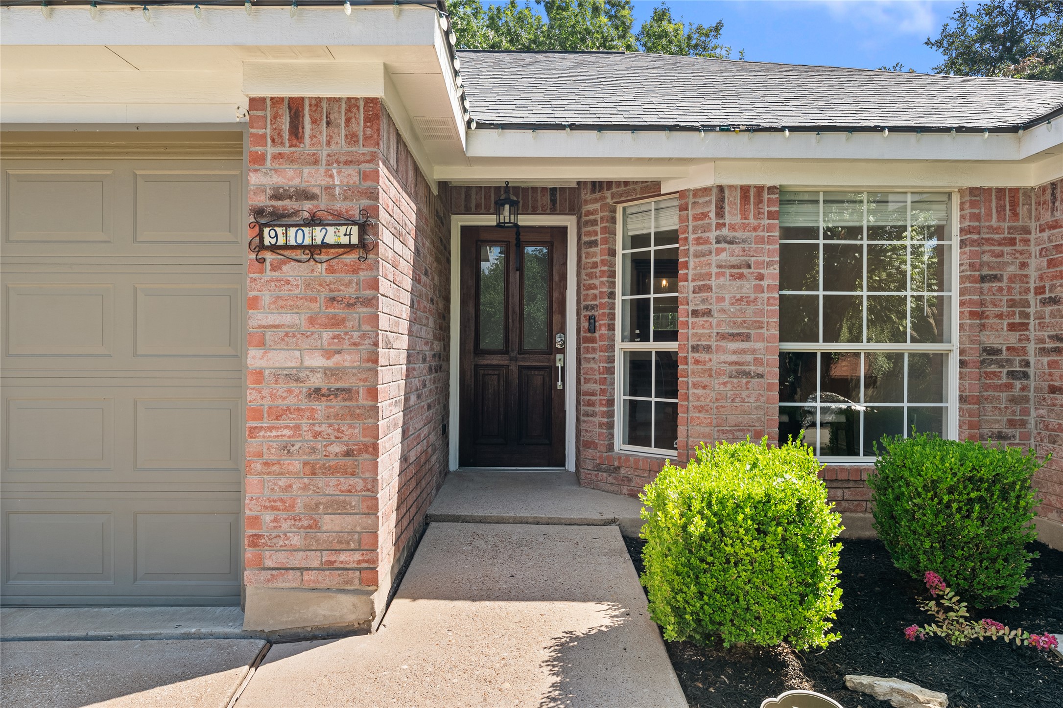 9024 Heiden Lane Austin, TX 78749 - Photo 10 of 33 Welcome to your new home at 9024 Heiden Ln