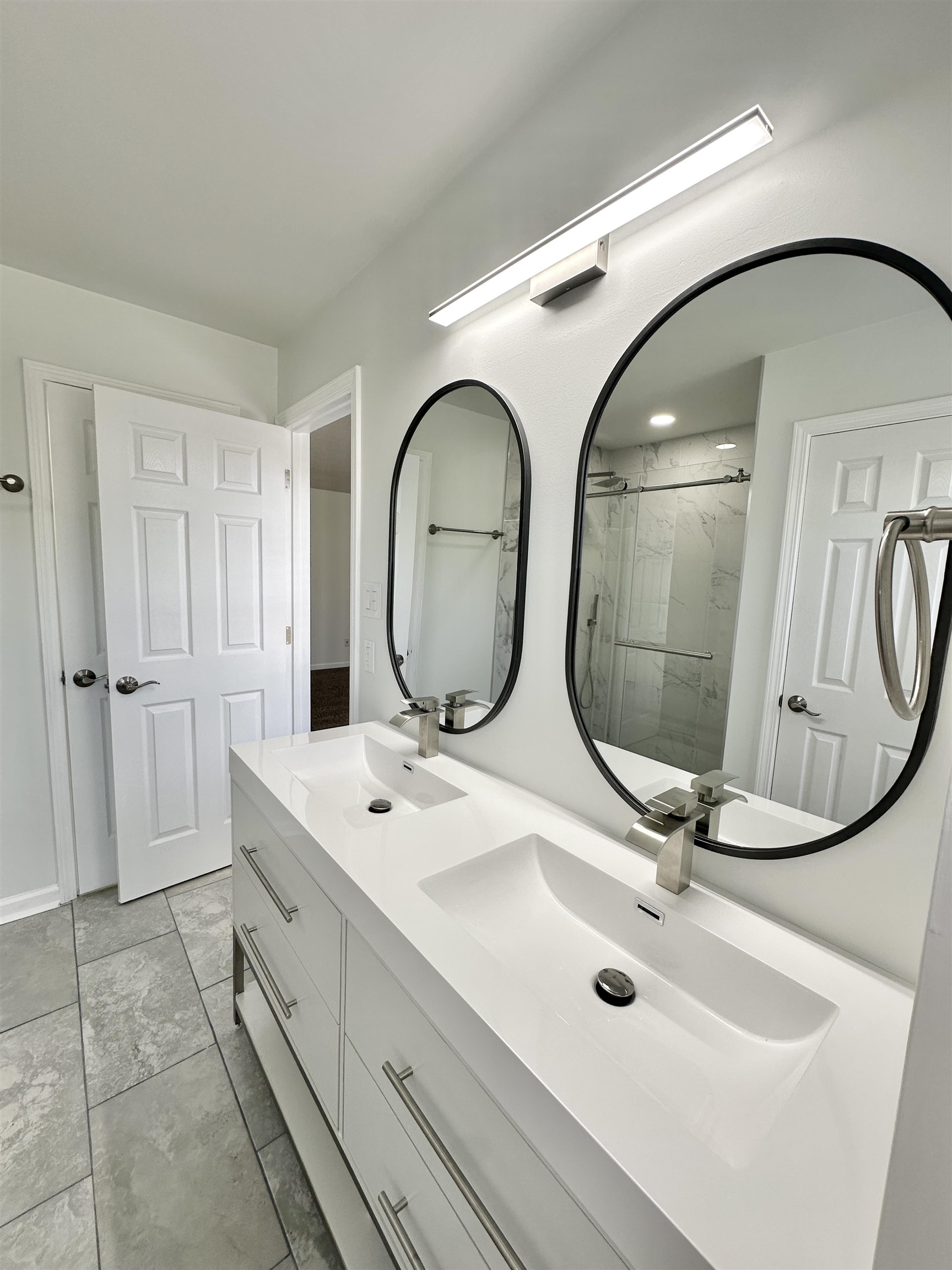 10006 Cameron Ridge Trail Memphis, TN 38016 - Photo 15 of 29 a bathroom with a double vanity sink mirror and