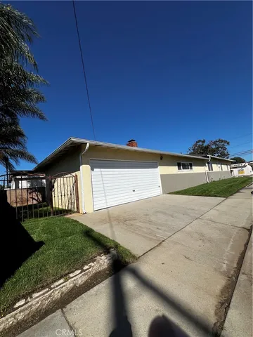 a view of a back yard of the house