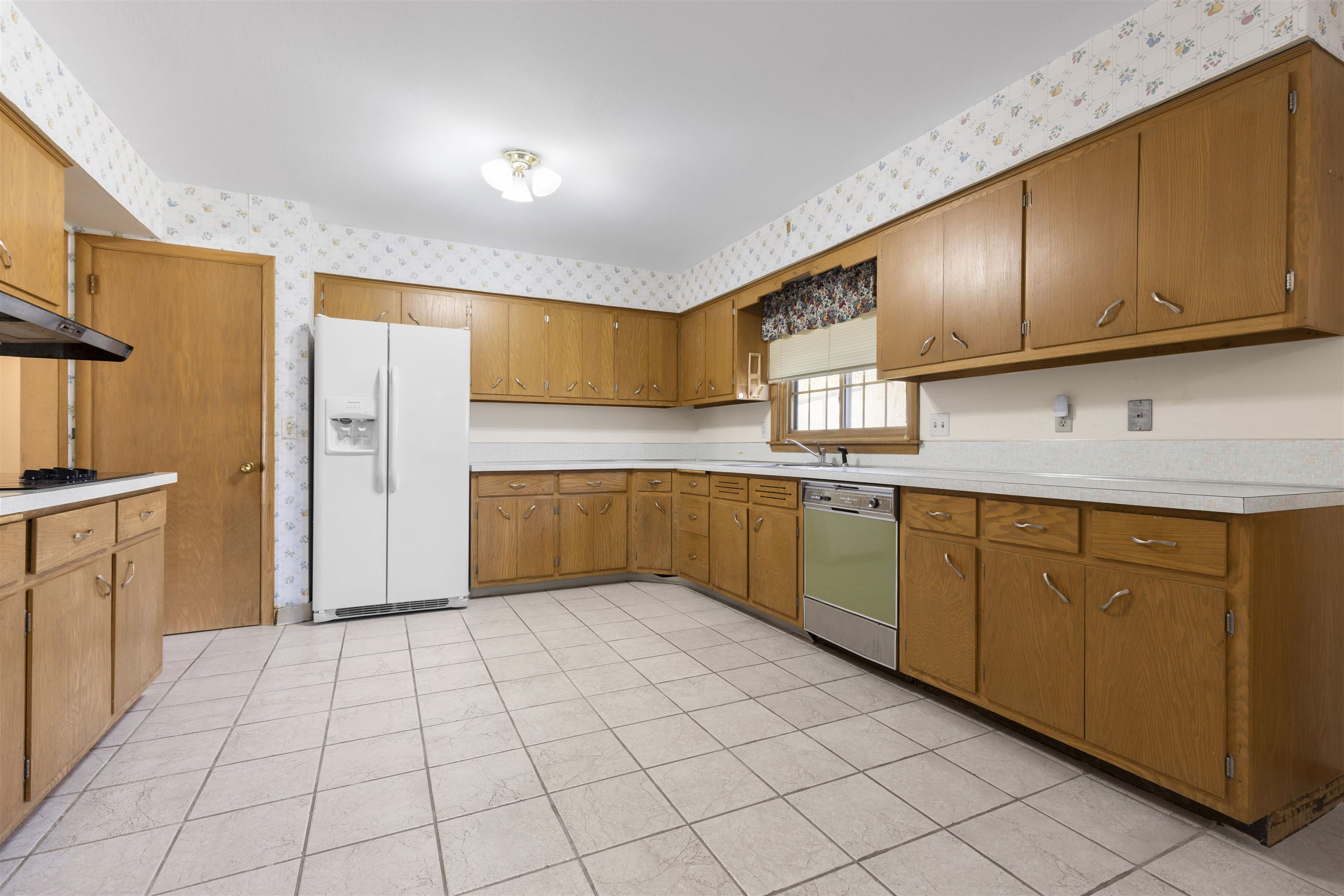 1003 Roxbury Road Rockford, IL 61107 - Photo 7 of 20