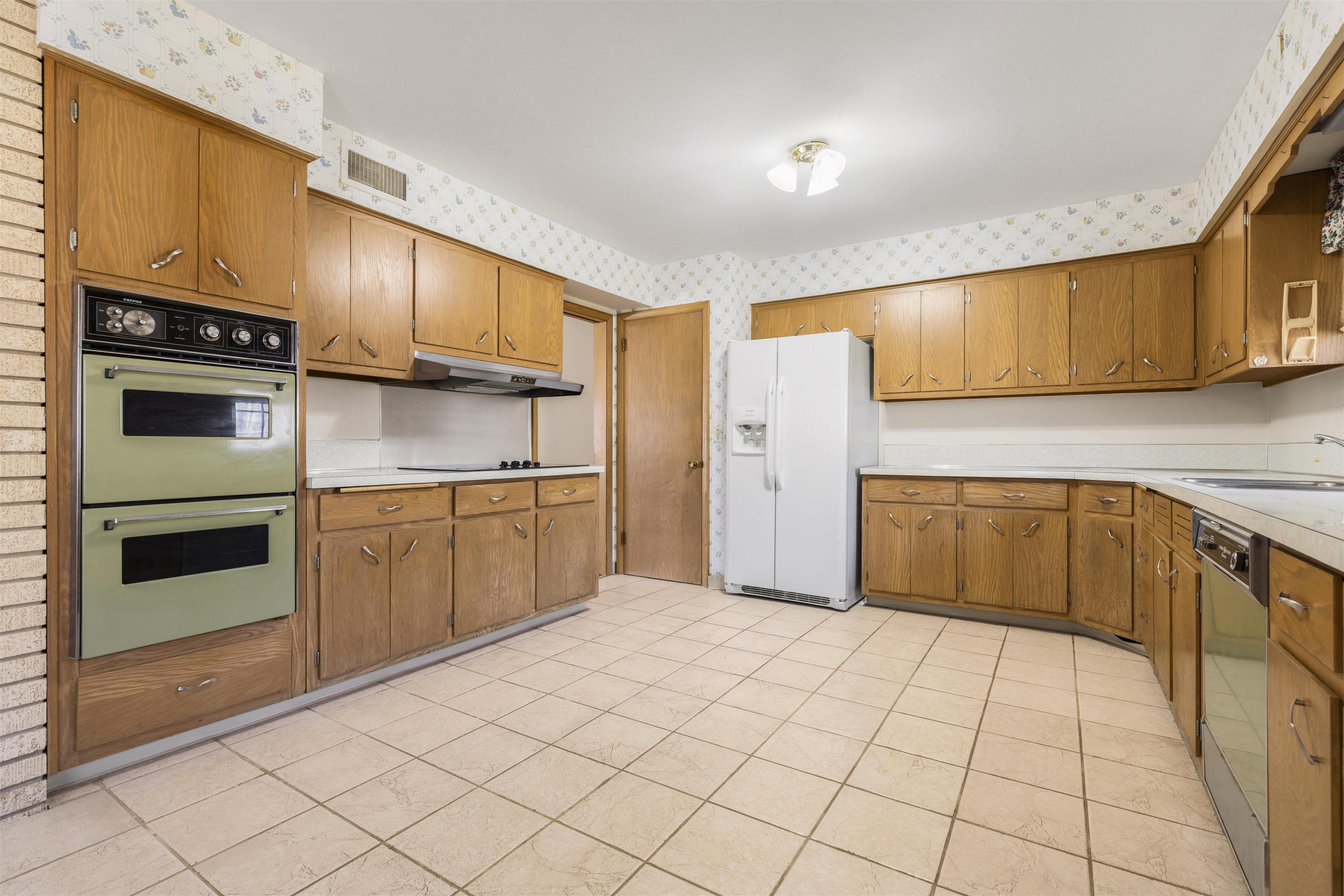 1003 Roxbury Road Rockford, IL 61107 - Photo 8 of 20