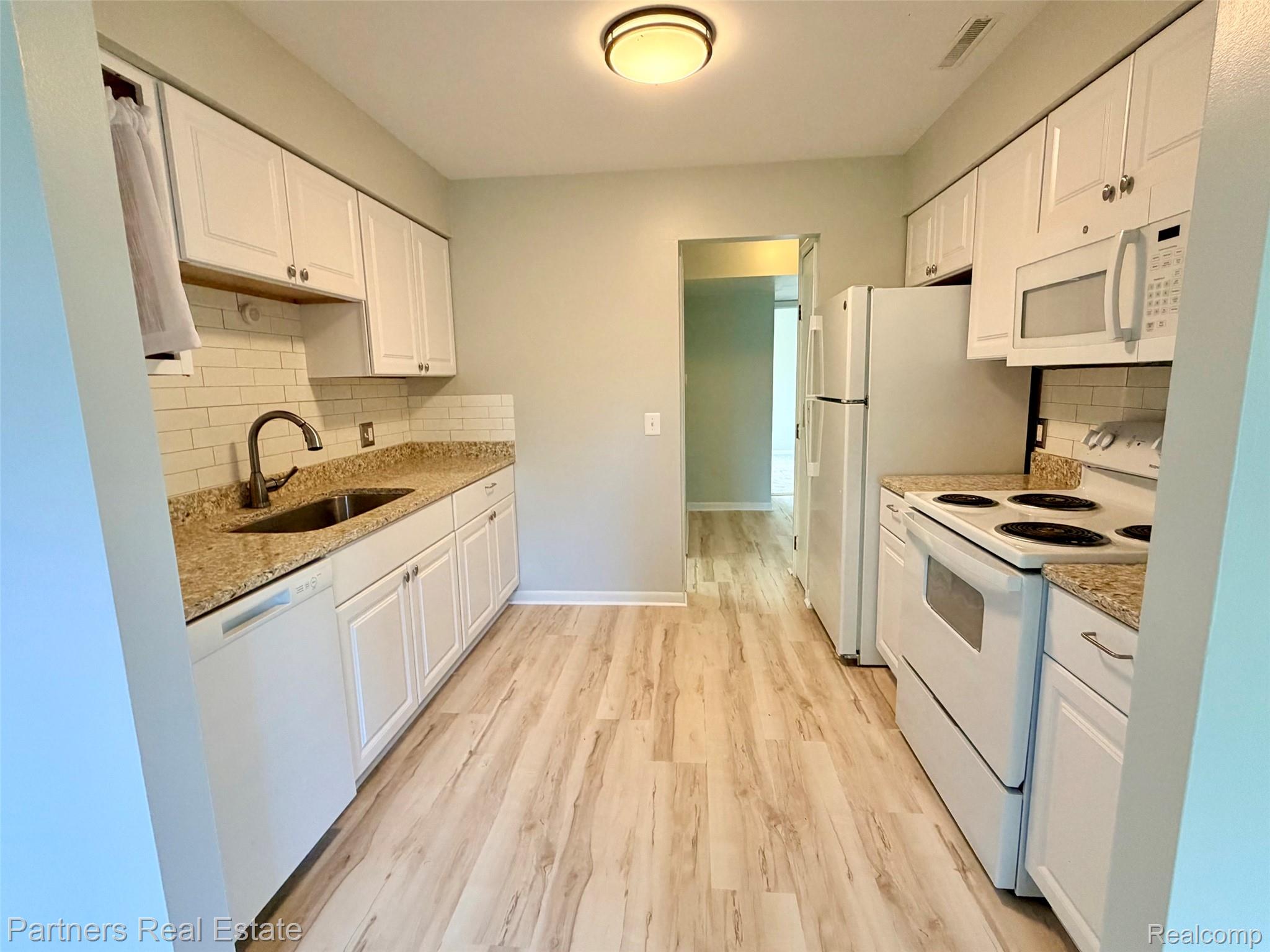 507 West Highland Road, Unit 11 Howell, MI 48843 - Photo 11 of 29 Quartz Counters