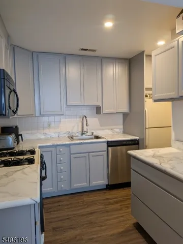 $1,800 | 91 Falcon Ridge Way North, Hamburg, NJ 07419