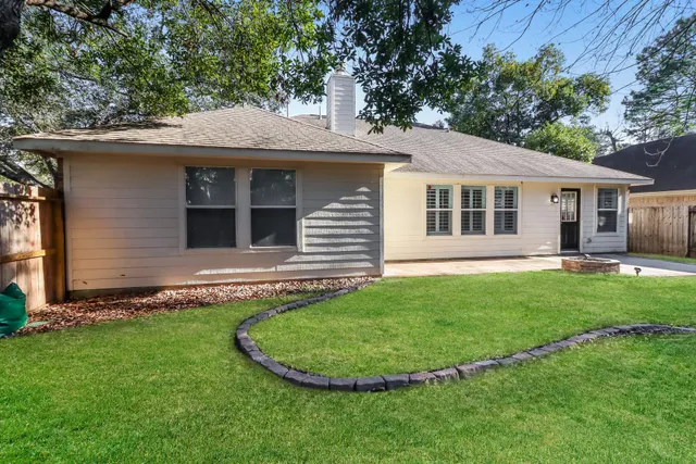 a view of a house with a backyard