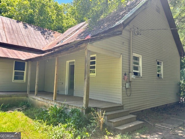 a view of a house with a backyard